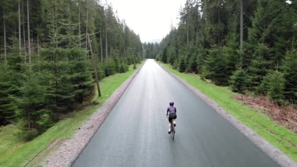 自転車でサイクリストサイクリング。自転車でアスリートのトレーニング。自転車に乗っている女性。トライアスロン — ストック動画