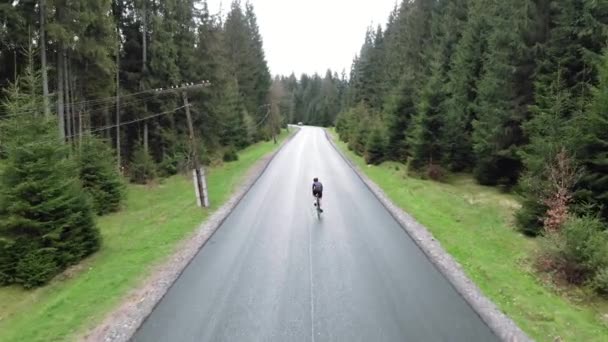 Ciclista che corre fuori dalla sella in bicicletta. Donna difficile pedalare in bicicletta. Triathlon — Video Stock