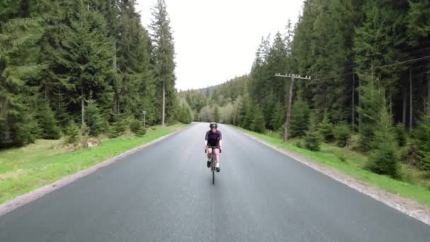 Radfahrerinnen. Radfahrer tritt auf Fahrrad in die Pedale Athletentraining auf dem Fahrrad. Triathlon — Stockvideo