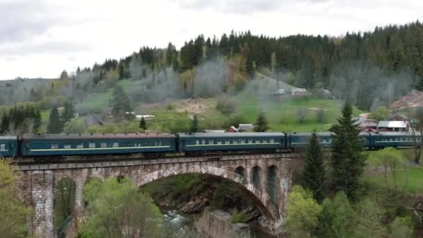 Passagierstrein passeert viaduct brug. Treinoversteek oude spoorbrug — Stockvideo