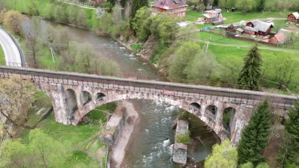 鉄道は山の中で川に架かって橋を架ける。輸送だ。旧鉄道橋 — ストック動画