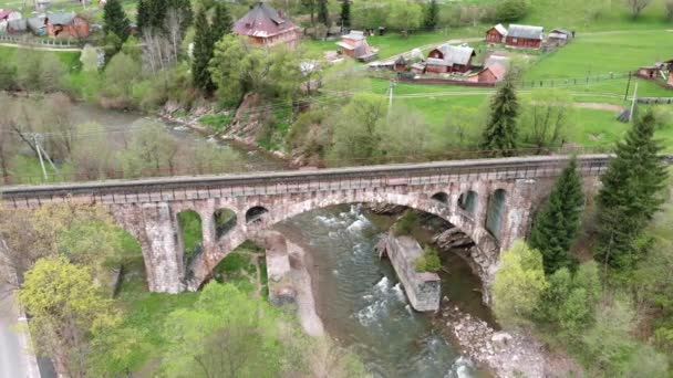Starý viadukt z železničního mostu. Kamenný viadukt v horách. Historický železniční most — Stock video