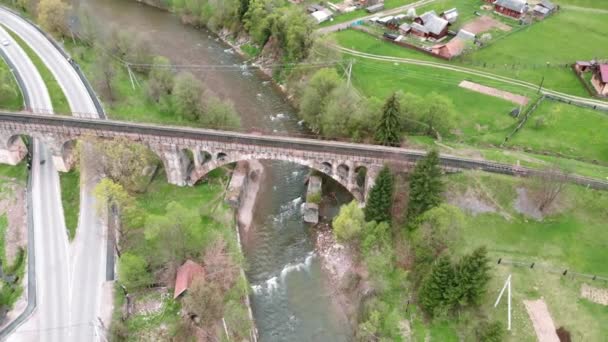 Oude viaduct brug in Vorokhta, Karpaten, Oekraïne. Historische spoorbrug — Stockvideo