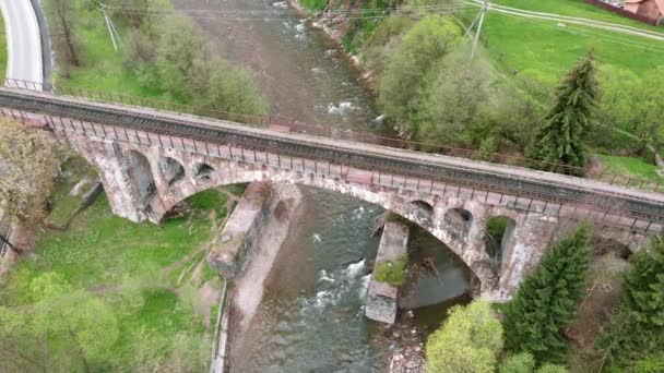 Puente ferroviario del viaducto sobre el río. Puente ferroviario en el paisaje de montaña — Vídeo de stock