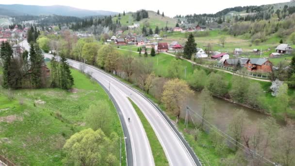 Cyklistická dobrodružství. Cyklistická jízda na kole na horské silnici přes železniční most — Stock video