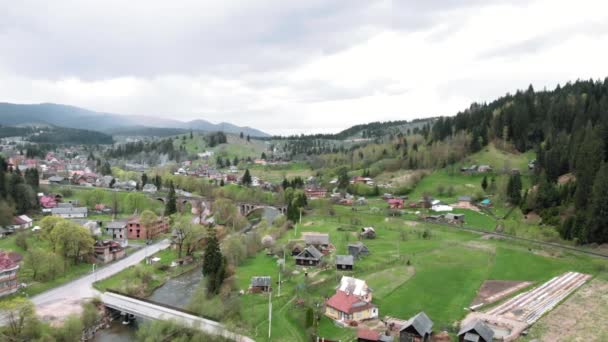Montagne con villaggio da drone. Colline di pini contro il cielo grigio. Carpazi — Video Stock