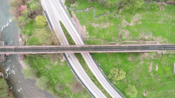 Ponte ferroviária. Transporte. Transporte. Ferrovia nas montanhas. Ponte ferroviária velha sobre o rio — Vídeo de Stock