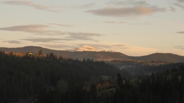 Hermosa puesta de sol en las montañas. Picos nevados en el horizonte. Naturaleza salvaje. Cárpatos — Vídeos de Stock