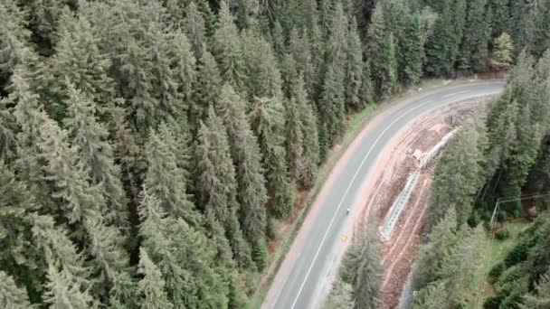 Na rowerze. Rowerzysta jeżdżący na rowerze po drodze w górach. Przygody rowerowe — Wideo stockowe