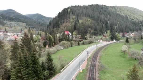 Natura selvaggia. In bicicletta in montagna. Ciclista in bicicletta su strada di montagna — Video Stock