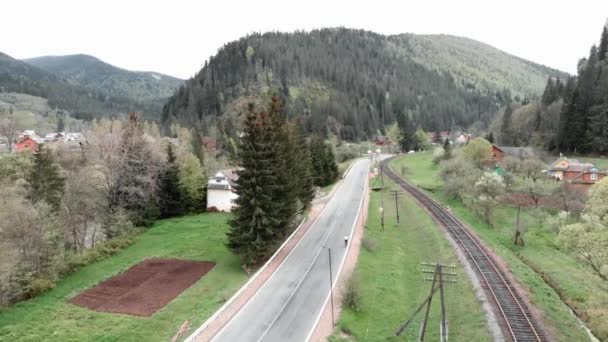 Fahrradabenteuer. Reise- und Urlaubskonzept. Reisen in die Ukraine. Berglandschaft — Stockvideo