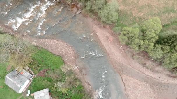 Gebirgsfluss, Luftaufnahme von oben. Drohne fliegt über Fluss in Bergen. Wilde Natur — Stockvideo
