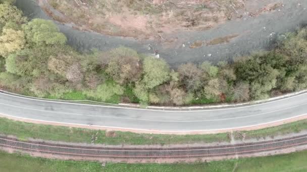 Radfahren im Freien. Radfahrer fährt Fahrrad in den Bergen entlang Fluss und Eisenbahnstraße — Stockvideo