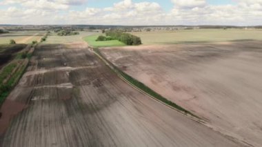 Kırsal yolda bisiklet sürmek. Çakıl taşlı bisiklete binmek. Kırsal çakıl yolunda bisiklet sürmek