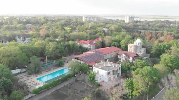 Complexe hôtelier avec piscine, vue aérienne. Complexe hôtelier près de la mer — Video