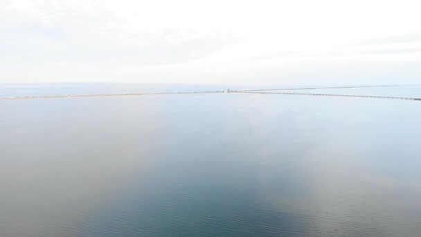 Ruhige Mündung, Luftaufnahme. Küste gegen blauen Himmel. Ruhiges Wasser. Schöne Natur — Stockvideo