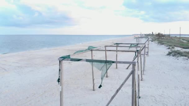 Sandstrand på blåsig dag. Tomma stranden vid solnedgången. Vackert naturlandskap — Stockvideo