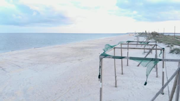 Vacker sandstrand med tom badort. Havsvågor tvätta stranden av sandstrand — Stockvideo
