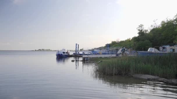 Морський пірс. Естуарій з кораблями і човнами. Гавань у лагуні з тихою водою. — стокове відео