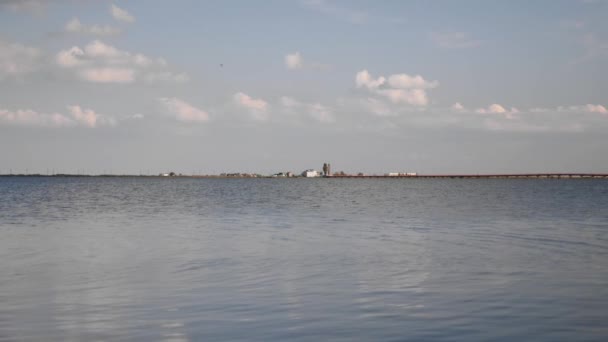 Schöne Meereslandschaft. Mündung mit ruhigem Wasser in der Lagune. Meeresküste. Meereslandschaft — Stockvideo