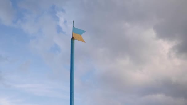 Ukrainian flag against cloudy sky. Yellow blue patriotic Ukrainian state flag — Stock Video