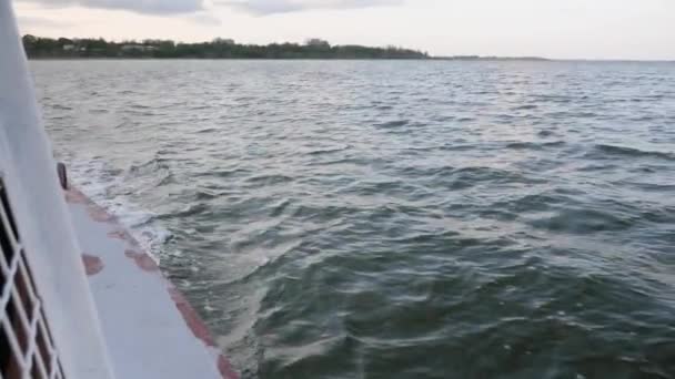 Perahu berlayar di laut. Kapal nelayan bergerak maju di permukaan air. Wadah laut — Stok Video