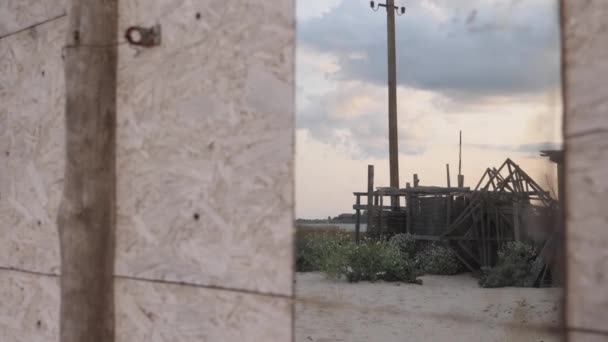 Spiaggia sabbiosa vuota che si riflette nello specchio. Linea costiera al tramonto. Bellissimo paesaggio marino — Video Stock