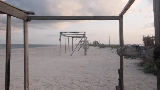 Sandstrand. Töm strandutrustning på havets strand. Vacker havsutsikt — Stockvideo