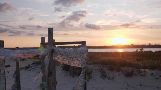 Schöner orange-rosa Sonnenuntergang. Sonnenuntergang über der Stadt mit See. Küste bei Sonnenuntergang — Stockvideo