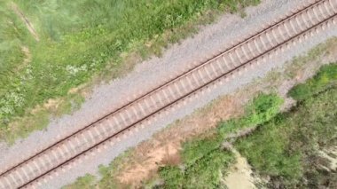 Demiryolu. Ormanda demiryolu, hava manzarası. Ulaşım kavramı