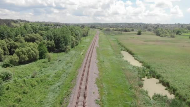Leere Einzelbahn auf dem Land. Drohne fliegt über Eisenbahn. Frachtlieferung — Stockvideo