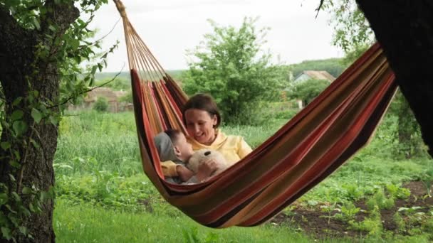 Keluarga di taman tempat tidur gantung. Keluarga berbaring dan bermain di tempat tidur gantung di hutan — Stok Video