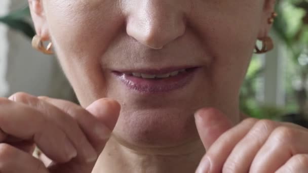 Boca de mujer con dientes postizos. La hembra saca la mandíbula superior de la boca. Concepto dental — Vídeos de Stock