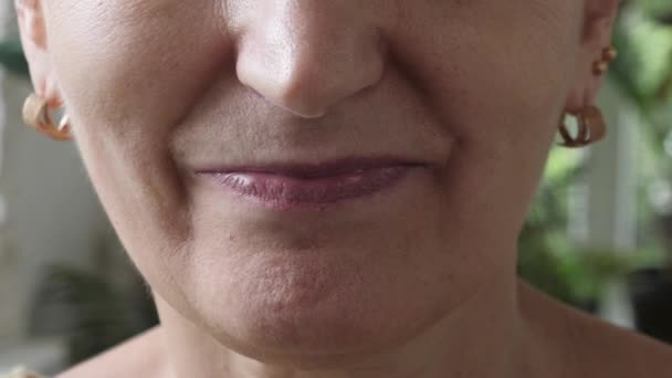 Kvinna med löständer, närbild. Tandvård. Munnen på honan drar ut överkäken — Stockvideo