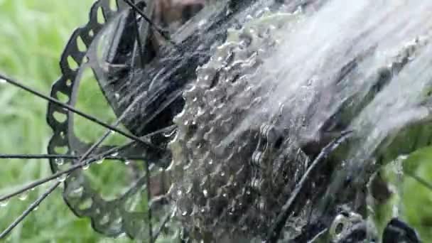 Lavado de casete de bicicleta con agua al aire libre. Lavar la bicicleta con manguera — Vídeo de stock