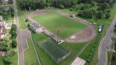 Yeşil futbol sahasının havası. Güneşli bir sabahta futbol sahası. Aktif spor