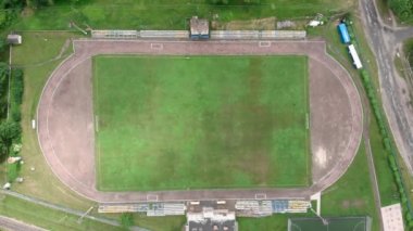 Boş futbol stadyumu. Yeşil futbol sahası. Spor sahasında. Spor konsepti