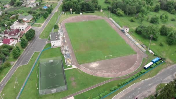 Γήπεδο ποδοσφαίρου. Αεροφωτογραφία του πράσινου γηπέδου ποδοσφαίρου. Αθλητική παιδική χαρά — Αρχείο Βίντεο