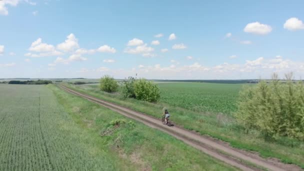 骑脚踏车的时候骑砂砾自行车的女人单车骑单车在小径上行驶 — 图库视频影像