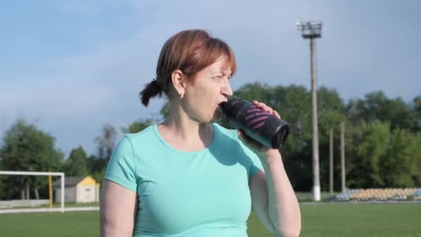 Donna che beve acqua durante l'allenamento. Esercizi di corsa. Stile di vita attivo. Sport — Video Stock