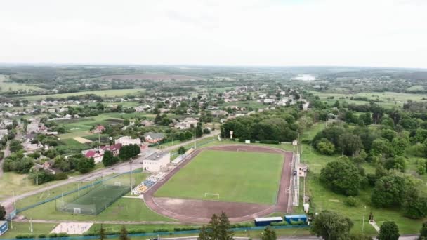 Campo de futebol verde vazio no campo. Campo de futebol. Conceito de desporto ativo — Vídeo de Stock