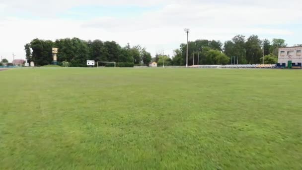 Vuelo sobre hierba verde en el campo de fútbol. Campo de fútbol. Concepto de deporte activo — Vídeos de Stock