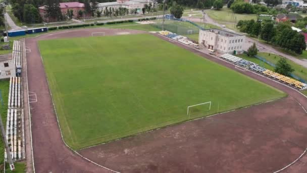 Campo de fútbol vacío y parque infantil deportivo. Campo de fútbol con hierba verde — Vídeos de Stock