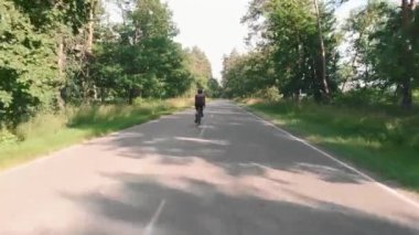 Bisiklet ve triatlon. Bisikletli kadın eğitimi. Bisiklet süren profesyonel bir bisikletçi.