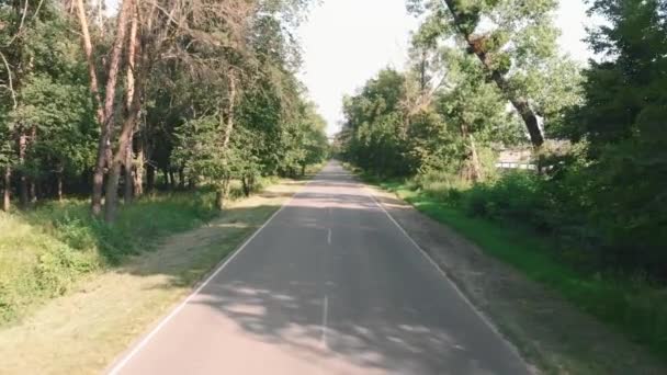 Велосипедистка. Дорога на велосипеде. Велоспорт — стоковое видео