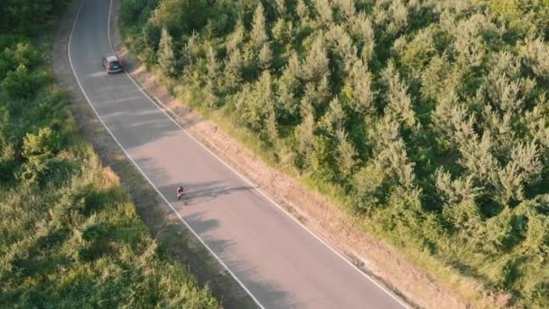 山道をサイクリング。女性は上り坂をサイクリング。自転車に乗っている女性アスリートの上り坂 — ストック動画