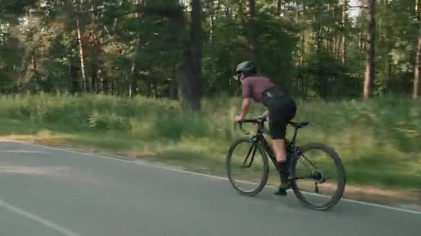 Cyklist sprintning på cykel, hårt intensivt trycka pedaler. Cykelträning. Kvinna rider cykel — Stockvideo