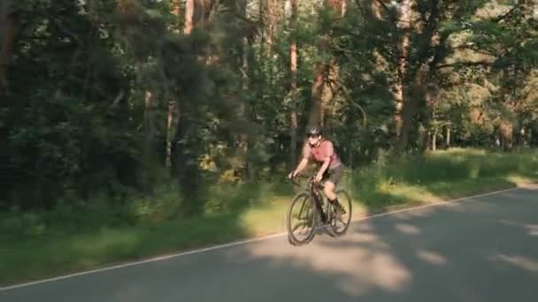 Mulher a andar de bicicleta. Atleta feminina andando de bicicleta no parque florestal. Motivação desportiva ciclista — Vídeo de Stock