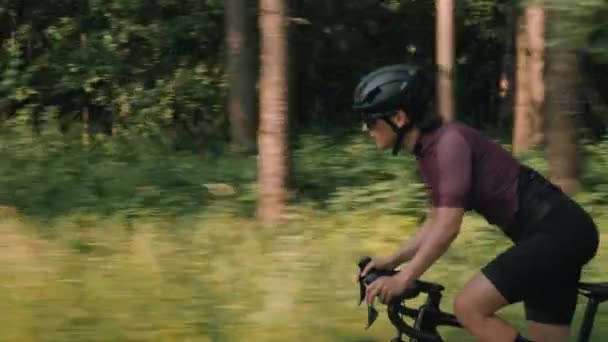 Cyklista v helmě na kole. Cyklistika při západu slunce. Žena na kole při východu slunce — Stock video