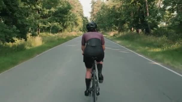 Професійний дорожній велосипедист на велосипеді. Жінка їде на велосипеді, інтенсивно штовхаючи педалі — стокове відео